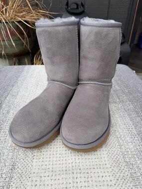 UGG Women's Dusty Lavender Classic Short Shearling Boots